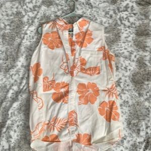 Levi’s Sleeveless Floral Button down size L